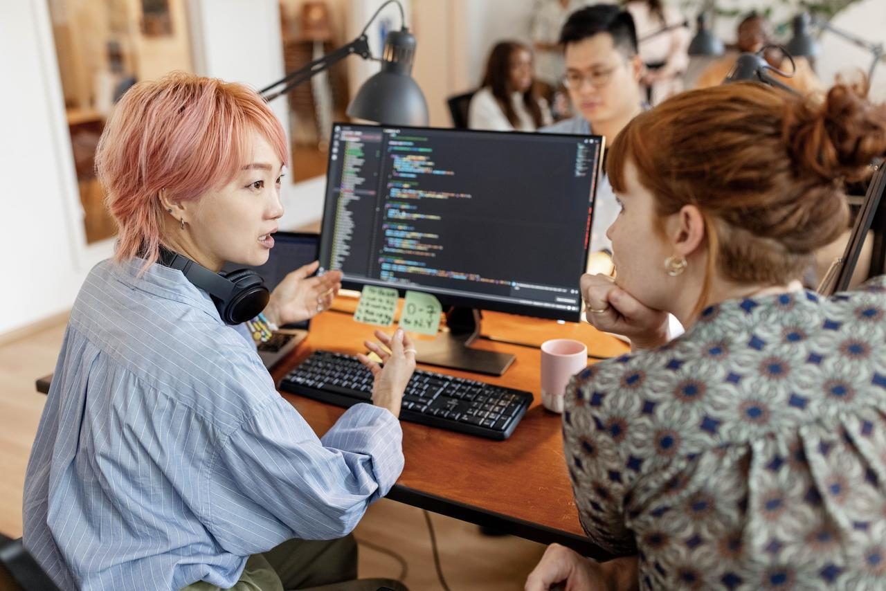 Two collegues discussing work